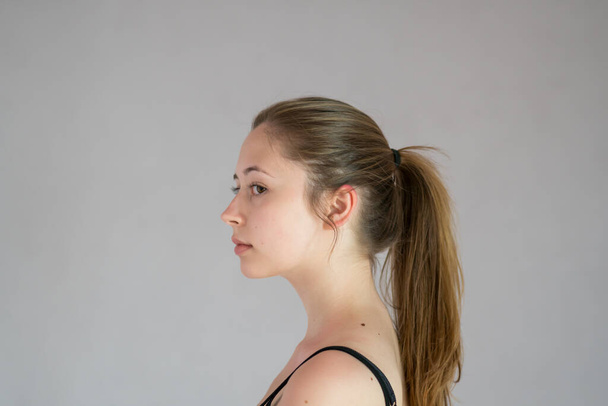 Profil portrét hezké dospívající dívky s culíkem vlasy - Fotografie, Obrázek