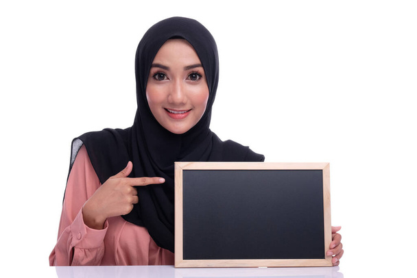 Bildung oder Lernen mit hübscher muslimischer Frau - Foto, Bild