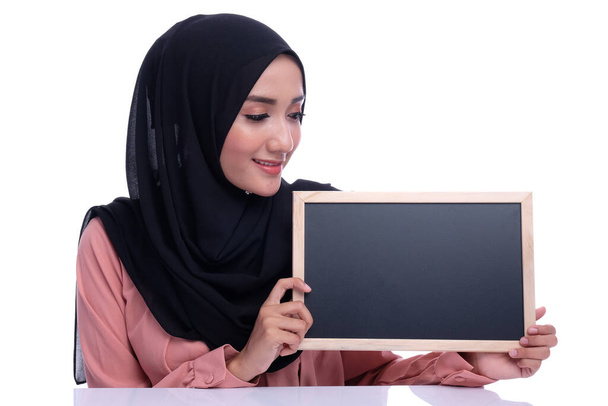 Educación o aprendizaje con una mujer bastante musulmana
 - Foto, Imagen