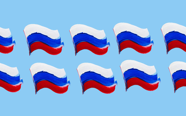Naadloos patroon van tekeningen van de Russische vlag met acrylverf. Handgemaakt werk. Creatieve achtergrond. Afbeelding van de nationale vlag van Rusland. Banner in de Russische tricolor. - Foto, afbeelding