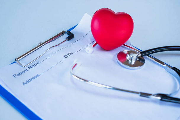 Rode hart stethoscoop en doktersvoorschrift, concept van gezondheidsonderzoek, ziektekostenverzekering, gezondheid, zelfzorg, zoals de arts voorschrijft, Wereldgezondheidsdag. - Foto, afbeelding