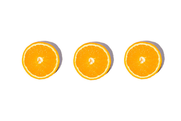 Collage de naranjas cortadas. Naranja sobre fondo blanco
. - Foto, imagen