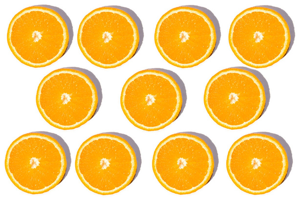 Collage de naranjas cortadas. Naranja sobre fondo blanco
. - Foto, Imagen
