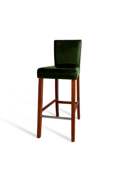 Wysokie drewniane nogi bar krzesło z ciemnozielonymi skórzanymi poduszkami izolowane na białym tle do projektowania wnętrz - Zdjęcie, obraz
