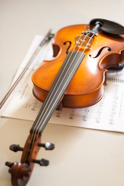バイオリンは楽譜にもたれている。ストリング・インストゥルメント。クラシック音楽の概念. - 写真・画像