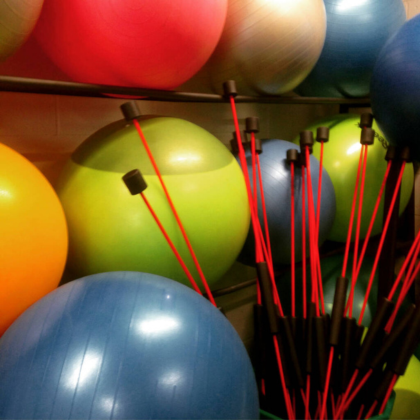 Gimnasio sala de almacenamiento coloridas bolas de ejercicio. Foto del teléfono móvil con algún procesamiento posterior de teléfono o tableta
. - Foto, imagen