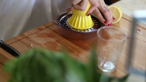  Крупный план выдавливания лимона из соковыжималки
 - Кадры, видео