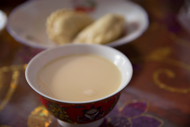 Yak-Butter-Tee, bekannt als "Po Cha", ein traditionelles tibetisches Getränk aus Yak-Butter - Foto, Bild