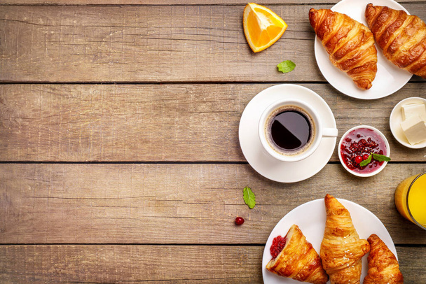 Вкусный завтрак со свежими круассанами - Фото, изображение