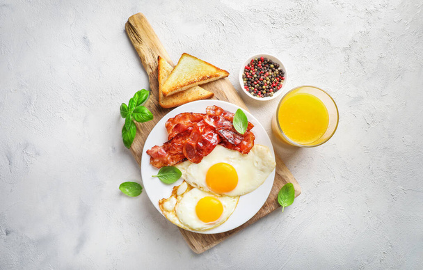 Geleneksel Amerikan kahvaltısı pastırmalı ve yumurtalı. - Fotoğraf, Görsel