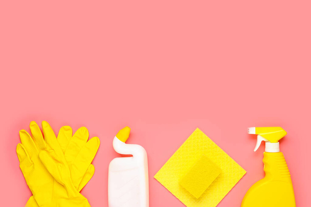 Service de nettoyage. Le concept de nettoyage et de désinfection des maisons privées et des locaux à bureaux. La propreté est la clé de la santé. - Photo, image