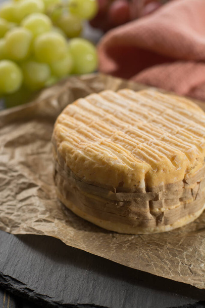Verkostung des ältesten französischen AOC Soft Pudgent umwickelt gelben Käse Livarot aus der Normandie, hergestellt aus Kuhmilch französischer Käse aus nächster Nähe - Foto, Bild