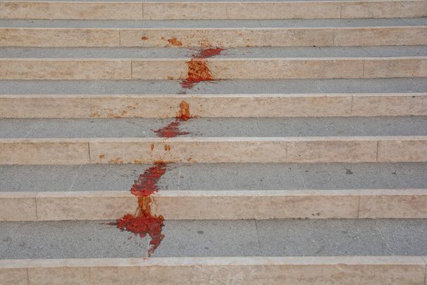 Разлив красного томатного соуса, вылитого на лестницу венецианской улицы, Венеция, Италия
 - Фото, изображение