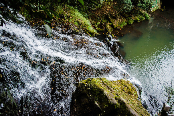 Lindas cachoeiras de elefantes, a água de três degraus cai, em Shillong, Meghalaya, East Khasi Hills, Índia
 - Foto, Imagem