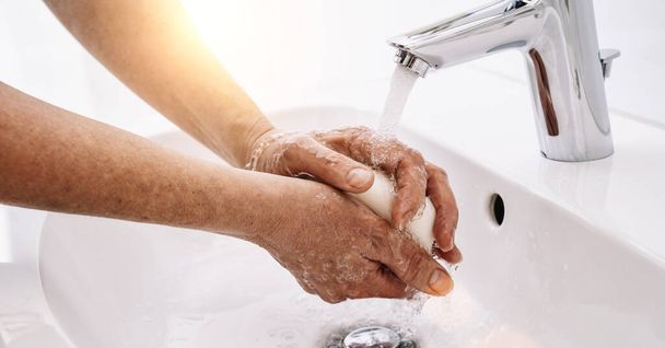 Alte Frau wäscht sich die Hände, um Virusinfektionen zu verhindern und schmutzige Hände zu reinigen - Corona covid-19 Konzeptbild - Foto, Bild