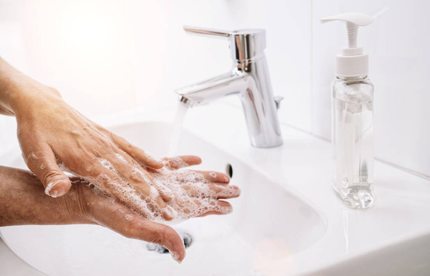 ウイルス感染を防止し、汚れた手をきれいにするために彼の手を洗う老婦人-コロナcovid-19のコンセプト画像 - 写真・画像