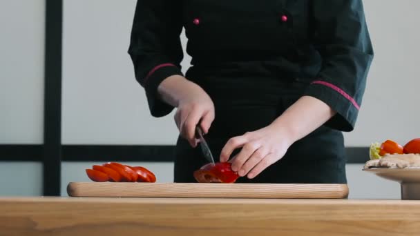 Cocinar cortando pimienta en una tabla de cortar
 - Imágenes, Vídeo