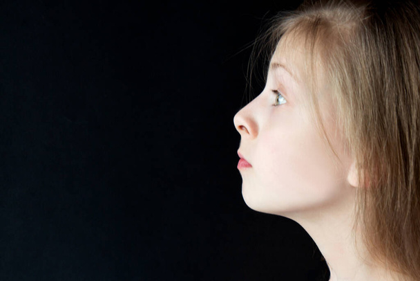 Teenager dívka s jasnými emocemi na tváři - Fotografie, Obrázek