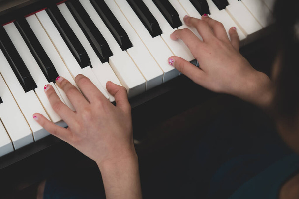 Σε σχολική ηλικία Βρετανίδα Ινδή προπονείται στο πιάνο στο σπίτι. - Φωτογραφία, εικόνα