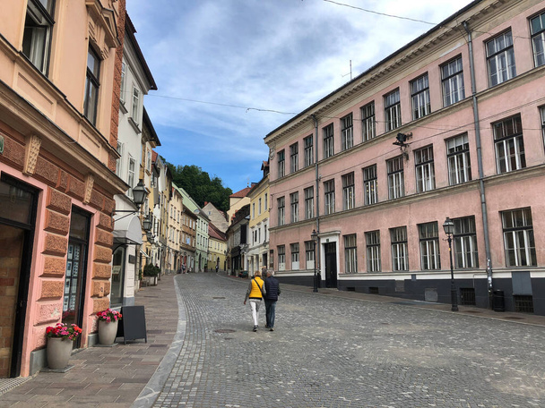 Turistas caminhando na cidade velha de Liubliana Eslovénia
 - Foto, Imagem