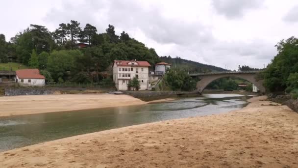 Lea řeka přijíždí na pláž Karraspio v Lequeitio - Záběry, video