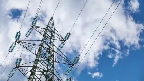 Ηλεκτρικές γραμμές ρεύματος και συννεφιασμένος ουρανός, timelapse 4K - Πλάνα, βίντεο