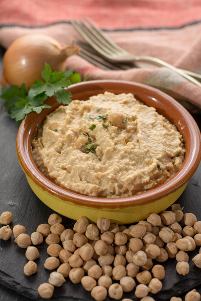 Humus, yayılma sosu, İsrail 'de her gün yapılan nohut ve malzemelerden yapılan ve Yahudi beslenme yasaları Kaşrut' tan sonra et ve süt ürünleriyle birleştirilebilen yemekler. - Fotoğraf, Görsel