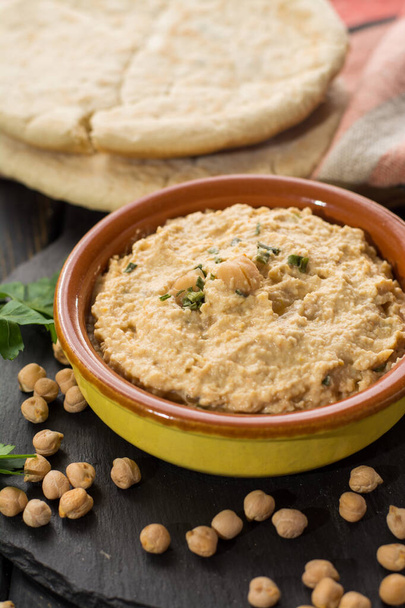 Hummus, dip of spread, comidas diarias en Israel hechas de garbanzos e ingredientes que, siguiendo las leyes dietéticas judías de Kashrut, se pueden combinar con carne y comidas lácteos
 - Foto, imagen