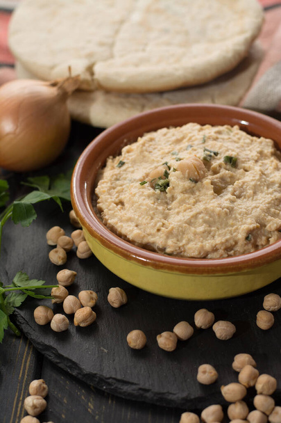 Hummus, Brotaufstrich, in Israel alltägliche Mahlzeiten aus Kichererbsen und Zutaten, die nach den jüdischen Speisegesetzen Kaschrut mit Fleisch- und Milchgerichten kombiniert werden können - Foto, Bild