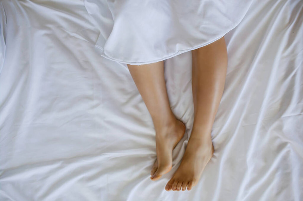 Mooi perfect van vrouw benen slank sexy op bed in slaapkamer. - Foto, afbeelding