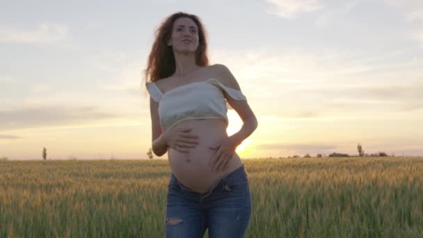Mujer embarazada feliz divirtiéndose y bailando en la naturaleza
. - Metraje, vídeo