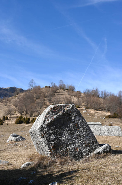 Pierres tombales médiévales avec un beau ciel bleu dans la nécropole près de Sarajevo en Bosnie-Herzégovine sur la montagne Bjelasnica - Photo, image