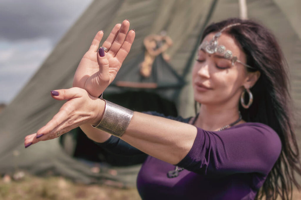 Mão de mulher de dança tribal bonita étnica. Fecha. Foco suave
. - Foto, Imagem