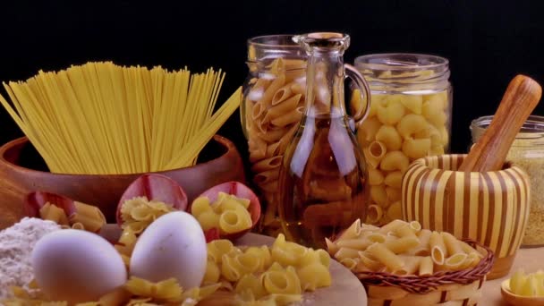Verschiedene Arten von Pasta und Zutaten - Filmmaterial, Video
