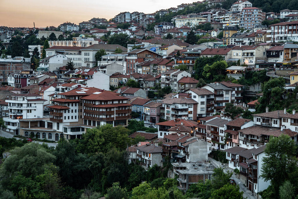 Veliko Tarnovo vista panoramica della città vecchia la sera in Bulgaria
 - Foto, immagini