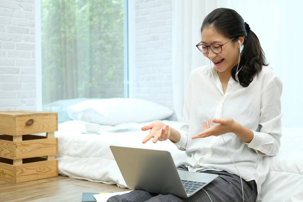 mulher asiática empresária conversando com colegas em reunião de videoconferência online. trabalho em casa conceito de distanciamento social
 - Foto, Imagem