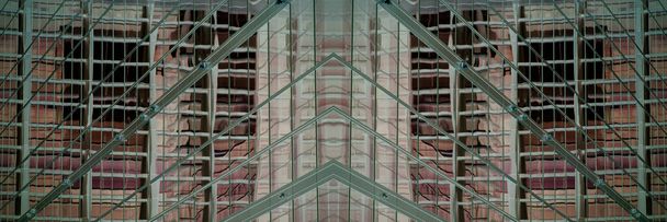 Unterseite panoramischer und perspektivischer Blick auf Stahlglashochhäuser Wolkenkratzer, Geschäftskonzept erfolgreicher Industriearchitektur - Foto, Bild