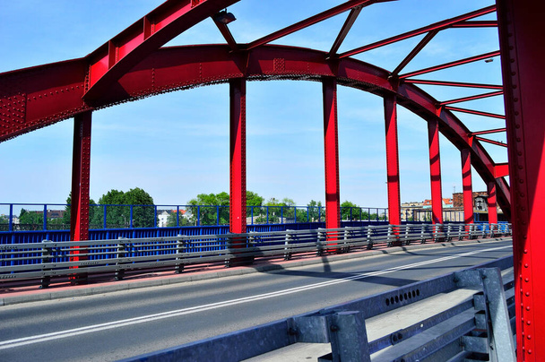 鉄道の高架橋と橋の金属製の建設、車のための道路の上にトラス. - 写真・画像