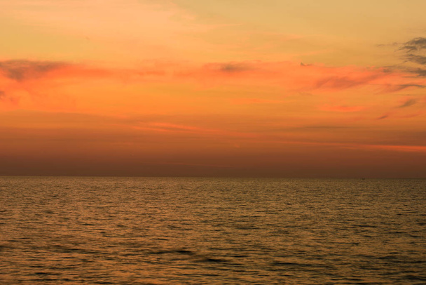 Krajobraz, zachód słońca z Phuket, Nai Yang Beach, Prowincja Phuket, Tajlandia. - Zdjęcie, obraz