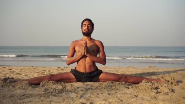 Mannelijke yogi. Een man beoefent yoga. Een man zit op een touw en doet yoga asana - Video