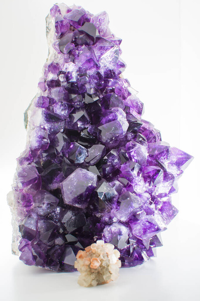Belle grande pierre gemme brillante violette cristal d'améthyste isolé gros plan
 - Photo, image