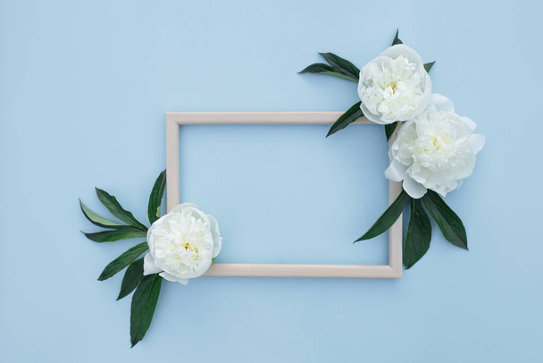 Flower composition of peonies. Spring, floral background. Frame with white flowers on a light background. The concept of spring. Mother's Day, Women's Day. Flat lay, space for text. View from above. - Фото, изображение