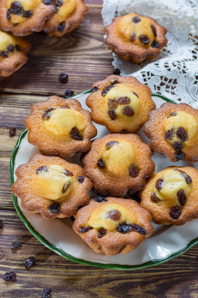 Muffins tradicionales de mantequilla francesa estrellas con pasas, sabroso postre
 - Foto, Imagen