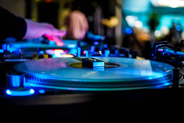 DJ вінілові гравці в темному нічному клубі, вечірка в танцювальному клубі, обладнання DJ, дефокусовані
  - Фото, зображення