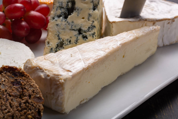 Placa de quesos franceses en surtido, queso azul, brie, munster, queso de cabra suave, queso en forma de corazón Neufchatel
 - Foto, Imagen