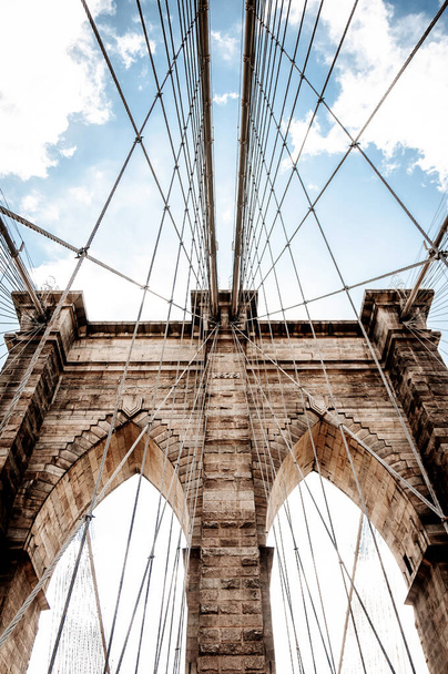 Güneşli bir günde mavi gökyüzü ve bulutlarla Brooklyn Köprüsü kemerinin ayrıntıları - Fotoğraf, Görsel