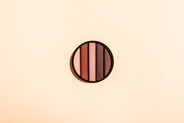 top view of eye shadow palette isolated on pink  - Foto, afbeelding