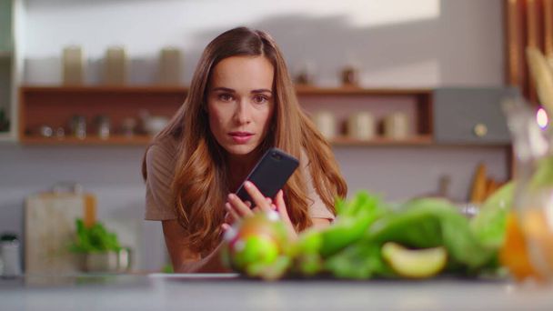 Блогер пищевой промышленности фотографирует на мобильный телефон овощей на кухне
 - Фото, изображение