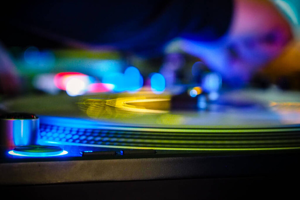 DJ-Plattenspieler im dunklen Nachtclub, Party im Tanzclub - Foto, Bild