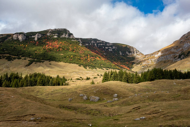 Herfst uitzicht op Bucegi Mountains, Bucegi National Park, Roemenië, perfecte dag om te wandelen; geen mensen - Foto, afbeelding